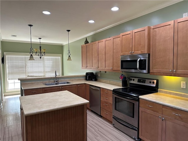 116 Bartram Trl, Blackshear, GA 31516 - kitchen featuring stainless steel appliances, a sink, light wood-style floors, a peninsula, and crown molding