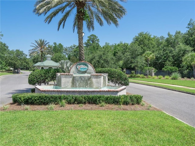 community / neighborhood sign featuring a yard