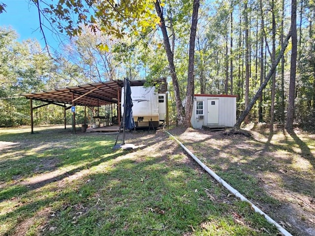 view of yard featuring a pergola and a storage unit