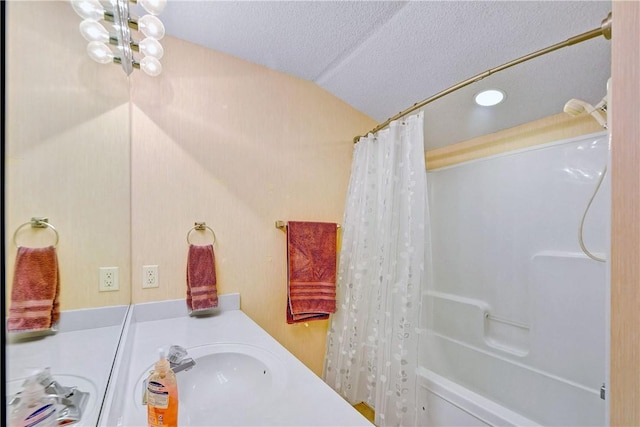 bathroom with shower / bath combo, sink, an inviting chandelier, and a textured ceiling