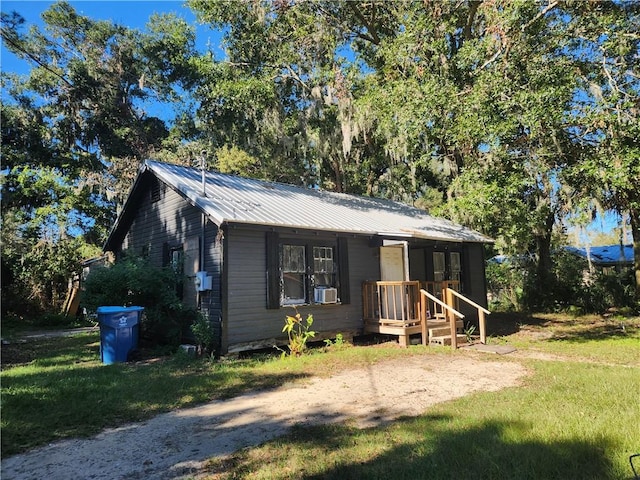 view of front facade with a front yard