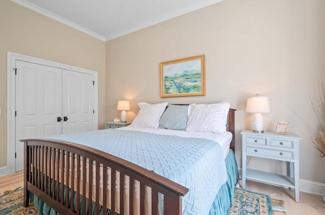 bedroom with crown molding, a closet, and light hardwood / wood-style floors