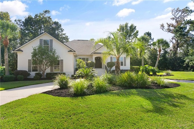 view of front of property featuring a front yard