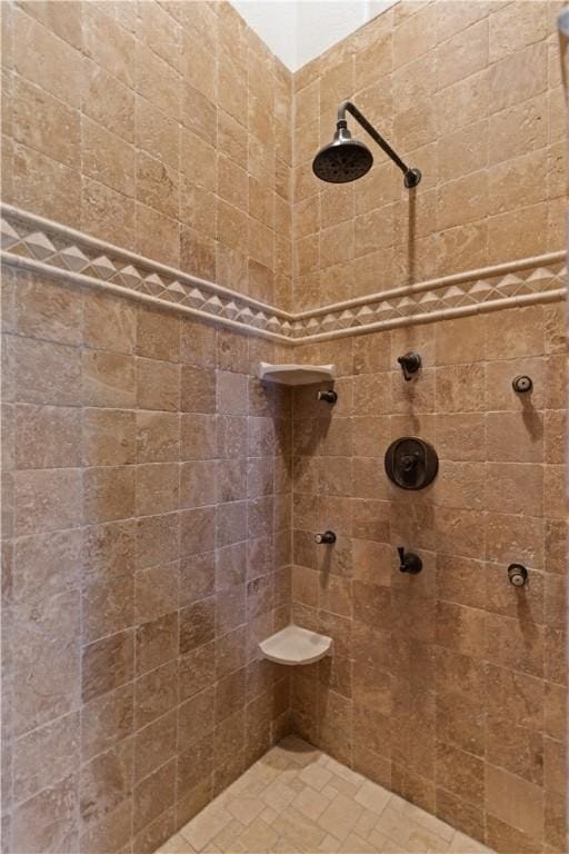 bathroom featuring a tile shower