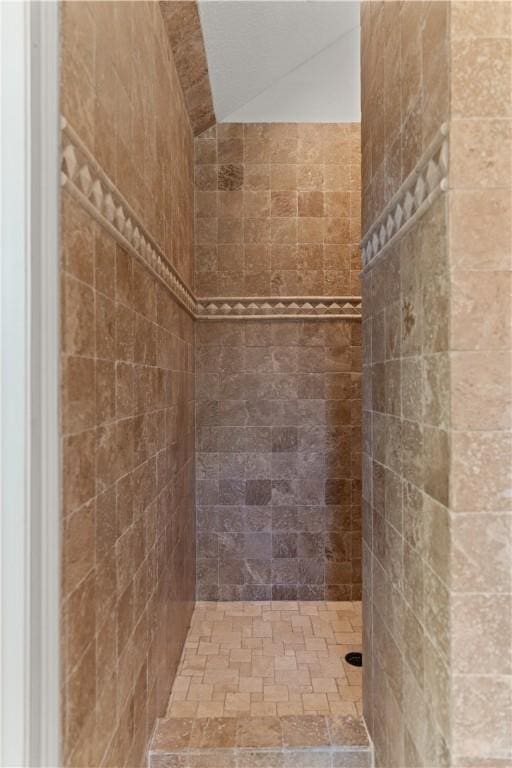 bathroom featuring tiled shower