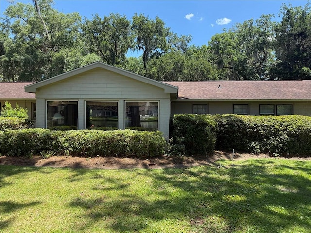 411 Whitefield Ave, Saint Simons Island, GA 31522 - view of front facade featuring a front yard