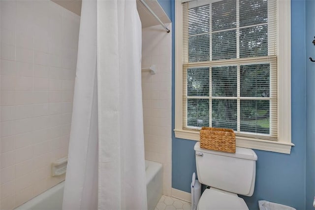 bathroom featuring shower / tub combo with curtain and toilet