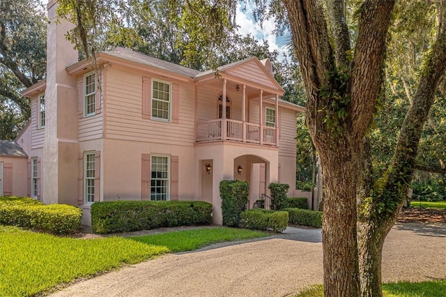 view of front of property featuring a balcony