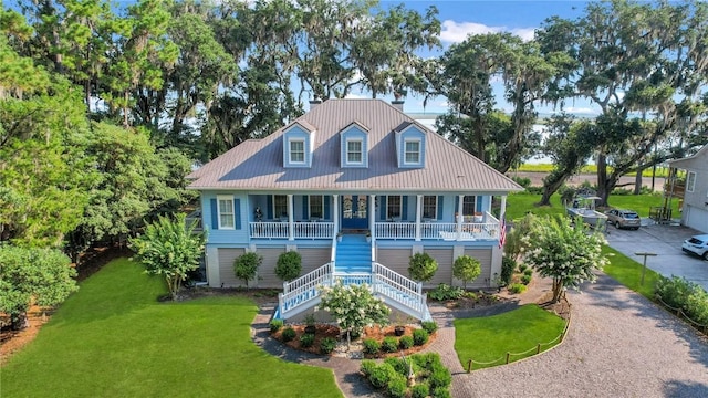 view of front of property featuring a porch and a front yard