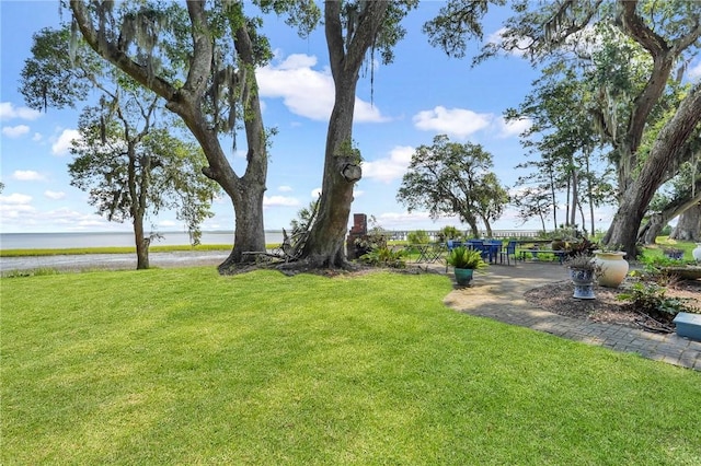 view of yard featuring a water view