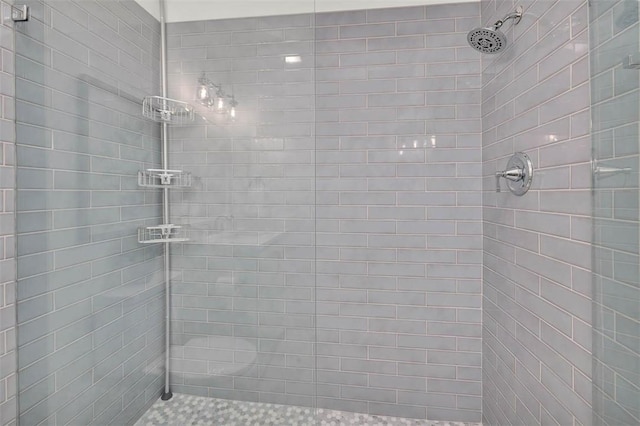 bathroom featuring a tile shower