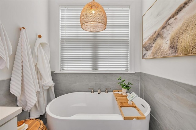506 Conservation Dr, Saint Simons Island, GA 31522 - bathroom with a soaking tub