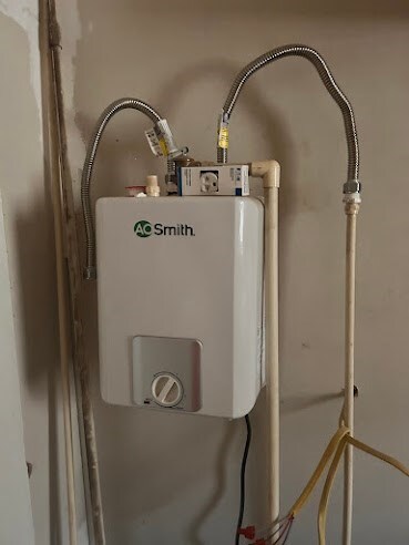 505 N Nicholls St, Waycross, GA 31501 - utility room featuring water heater