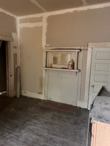 505 N Nicholls St, Waycross, GA 31501 - detailed view of wood finished floors