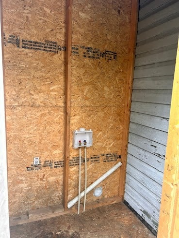 505 N Nicholls St, Waycross, GA 31501 - detailed view of wooden walls