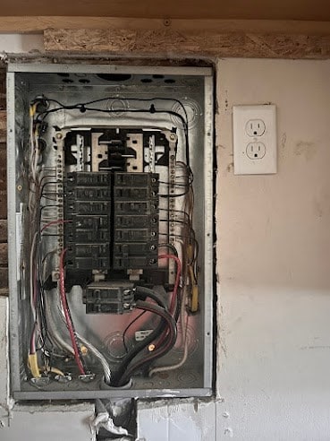 505 N Nicholls St, Waycross, GA 31501 - utilities featuring electric panel