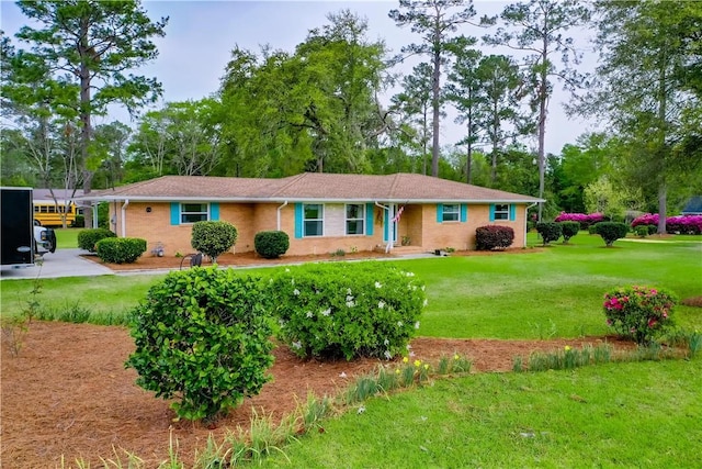 ranch-style house featuring a front yard