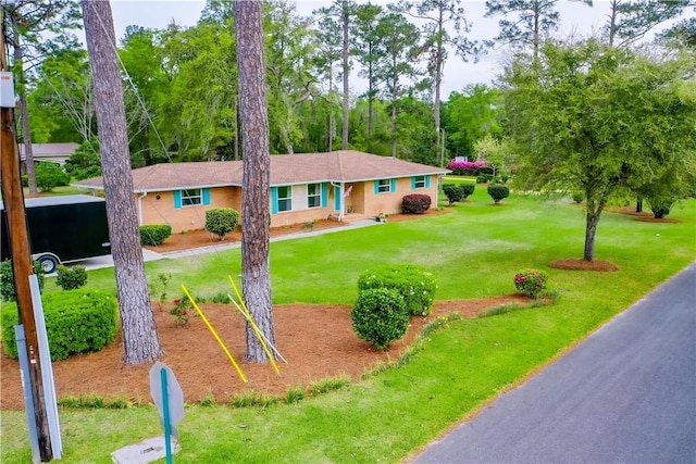 single story home with a front lawn