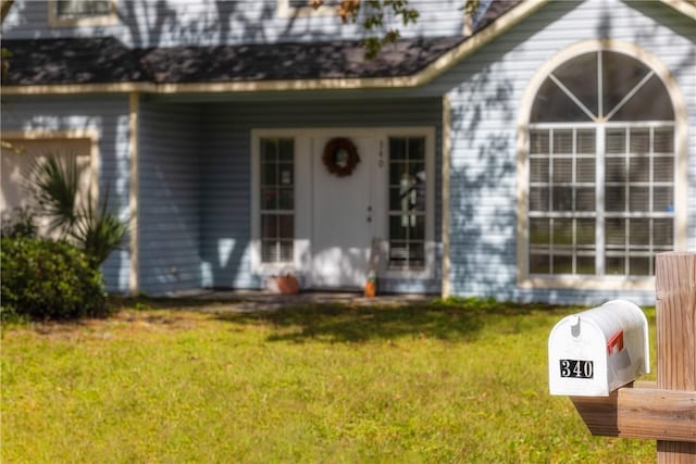 view of front facade with a front lawn