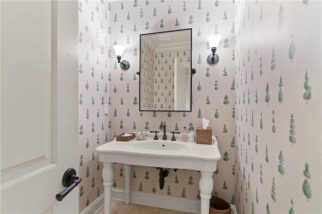 bathroom featuring baseboards and wallpapered walls