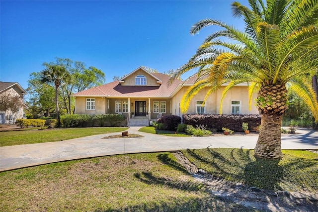 view of front facade featuring a porch and a front lawn