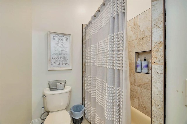 bathroom featuring shower / tub combo with curtain and toilet