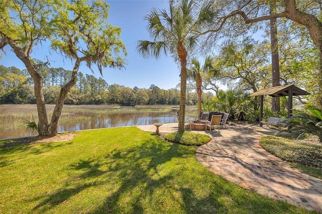 view of yard featuring a water view