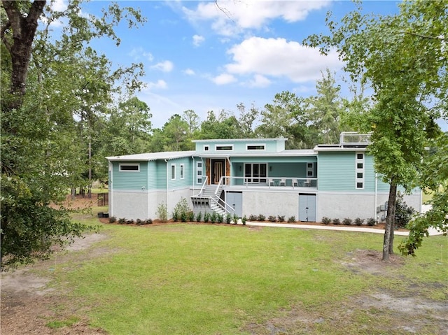 view of front of house featuring covered porch and a front lawn