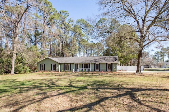 ranch-style house featuring a front yard