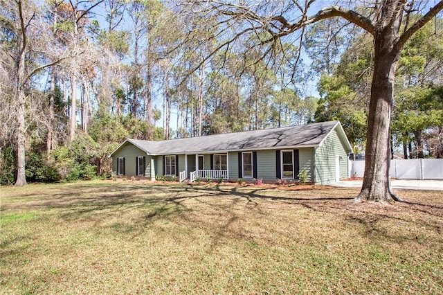 ranch-style home with a front lawn and a porch