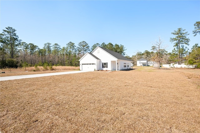 view of front facade featuring a garage and a front yard