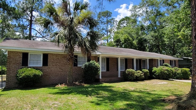 ranch-style house featuring a front lawn