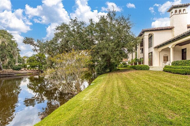 view of yard featuring a water view