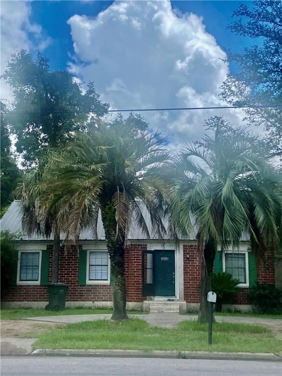 view of front of property featuring a front lawn