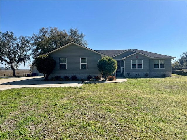 single story home featuring a front lawn