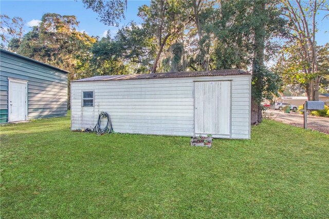 view of outdoor structure featuring a yard