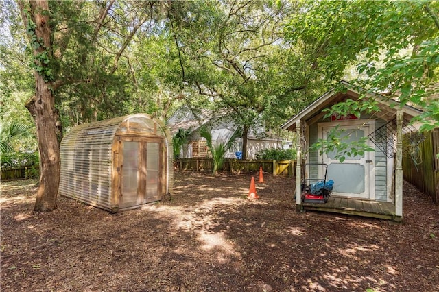 view of yard with an outdoor structure