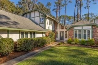 view of front of property featuring a front lawn