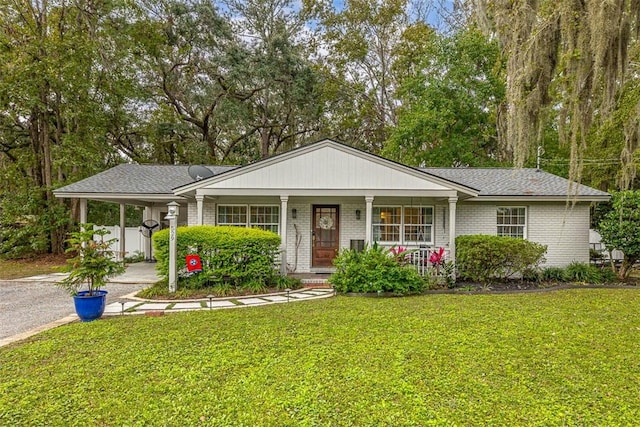 ranch-style house featuring a front lawn and a carport