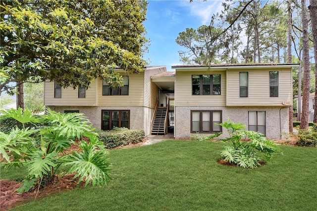 split foyer home with a front yard