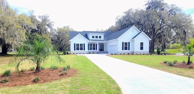 view of front of home featuring a front lawn