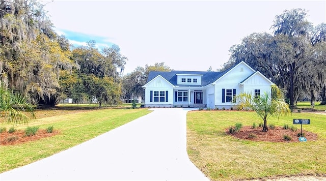 view of front facade featuring a front lawn and concrete driveway