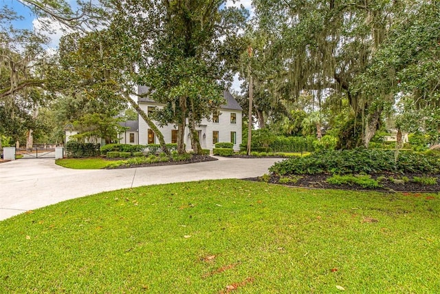 view of front facade featuring a front yard