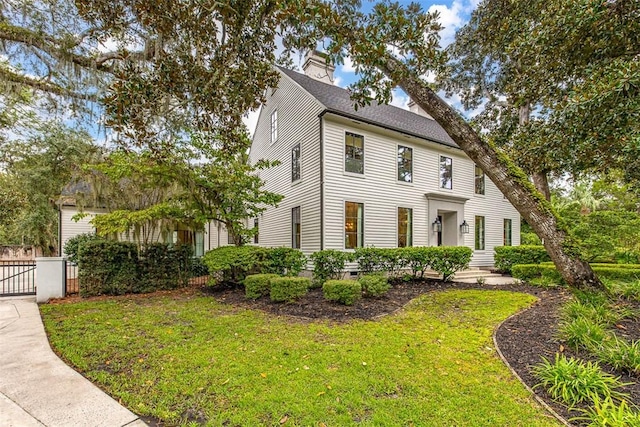 view of front of house featuring a front lawn