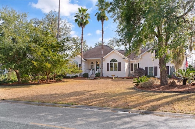 view of front of property featuring a front yard