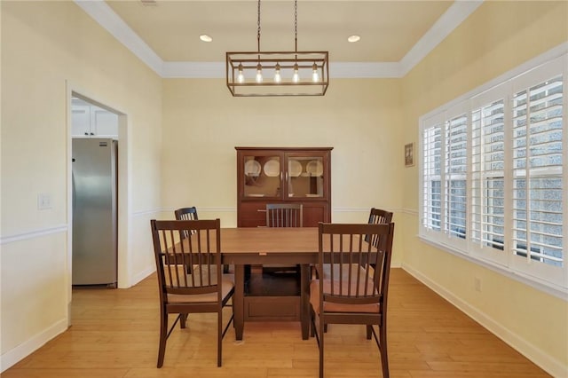 dining area with crown molding, recessed lighting, baseboards, and light wood-type flooring