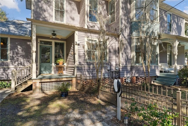 doorway to property with ceiling fan