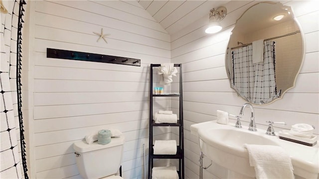 1175 N Beachview Dr Unit 337, Jekyll Island, GA 31527 - bathroom featuring a sink, vaulted ceiling, and toilet