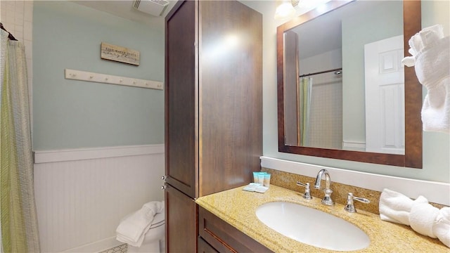 1175 N Beachview Dr Unit 337, Jekyll Island, GA 31527 - bathroom with a shower with curtain, visible vents, and vanity