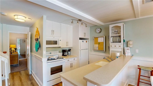 1175 N Beachview Dr Unit 337, Jekyll Island, GA 31527 - kitchen with light wood-type flooring, a sink, white cabinets, a peninsula, and white appliances
